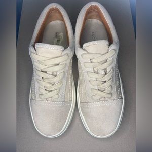 Lucky Brand Sneakers in cream. Size 5.5W.